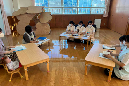 福山平成大学 保育所実習で、健康な子どもの成長や発達について学ぶ様子