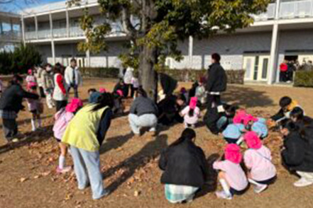 福山平成大学 こども学科では学内に幼稚園児を招き、学生が遊びを通して幼児教育を学ぶ