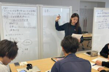 福山平成大学 健康スポーツ科学科の演習では、模擬授業を通し保健体育教員に必要な力を養う