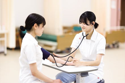 四條畷学園大学 「講義・演習」で知識・技術を習得し、病院や施設での「臨地実習」で実践します