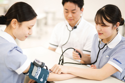 聖カタリナ大学 学内演習を重ね現場での看護実習へ