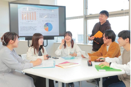 長岡大学 経済学や経営学の実務知識をバランスよく学びます。専門コース制や地域連携教育で幅広い知識を身につけ、実践力を養います。