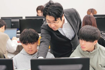 長岡大学 「アカデミック・アドバイザー制度（マンツーマン面談）」などで学生一人ひとりをきめ細やかにサポートします。