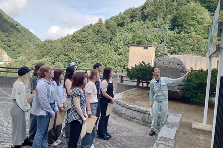 青森中央学院大学 教室を出て、インタビューや現地調査などの「フィールドワーク」を行う「地域探究アクト」