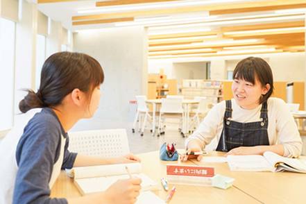 聖マリア学院大学 図書館はきれいで静か。いろんな辞典がそろっているので心強いです。