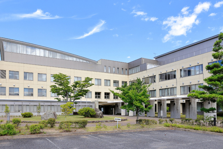 長野保健医療大学 充実した設備が整う本館