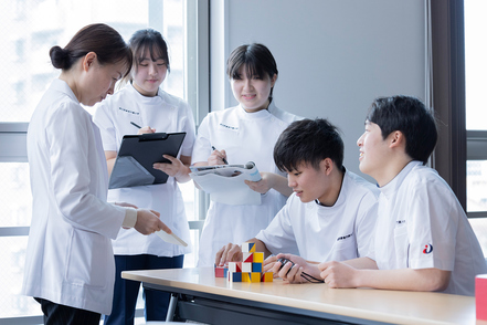 岡山医療専門職大学 【充実した少人数制教育】学生一人ひとりの理解度を教員が把握し、個別指導を実施。少人数制ゼミ「基盤ゼミ」で思考力を養います