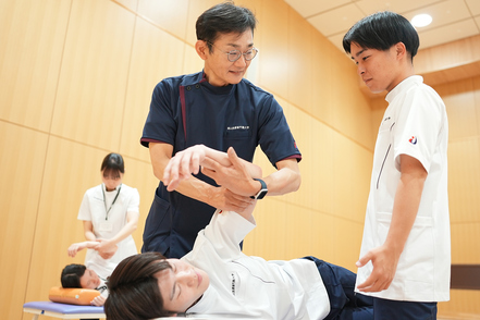 岡山医療専門職大学 【豊富な実践教育】40単位以上が実習。理論を学び、実習による実践で知識の定着を図る「体験型学修」が特長です