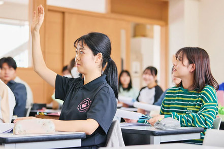 和歌山信愛大学 2年次までは基礎科目を全員が学び、3年次からはそれぞれの希望等を踏まえ、［小幼コース］と［幼保コース］に分かれます。