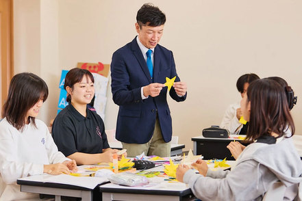 和歌山信愛大学 アクティブラーニングの手法を取り入れた多彩な授業を展開。1年次から4年次まで必修のゼミ形式授業は少人数制で実施します。