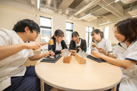 新潟リハビリテーション大学 【作業療法学専攻】暮らしに深く関わる作業を通じて対象者の日常生活をサポートする知識・技術を学習します