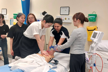日本赤十字豊田看護大学 オーストラリア語学研修での看護演習体験の様子