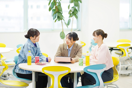 岩手保健医療大学 盛岡駅から徒歩5分の好立地。通学に便利で学業と私生活を両立しやすい。明るく開放的な環境で学べます