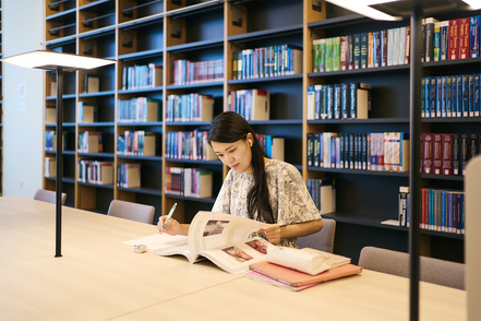 東北医科薬科大学 図書館や自習室など、新しくきれいな施設を完備。学びの場として理想的なキャンパスです。