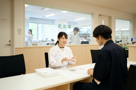 東北医科薬科大学 【薬学科】学内には「模擬薬局」を設置。附属病院での実践的な実習や、医学部生と共に学ぶ医薬連携教育を実施。