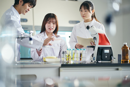 東北医科薬科大学 【生命薬科学科】様々な分野で活躍できるよう、ゲノム医療や医薬品開発に関する科目など研究テーマは多岐にわたります。