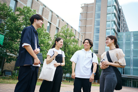 東北医科薬科大学 仙台市の中心部にありながら緑も多く、仙台駅からJR・地下鉄・バスのいずれも約20分とアクセスも良い環境です。