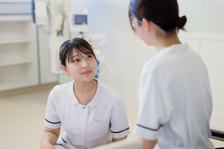 東北医科薬科大学 教科書だけでは学べない「リアル」を体感。高度な医療現場での経験が、看護の質を高めます。