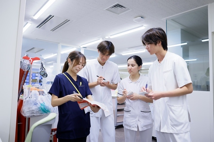 東北医科薬科大学  疑問をその場で解決できる環境で、基礎から応用まで、段階的に技術を習得していきます。