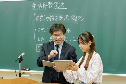 大阪常磐会大学 保育・教育の現場で豊富な経験をもつ教員が丁寧に指導。実際の現場で生かせることを実践を通して身につけられます。