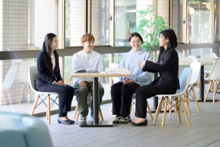 日本国際学園大学 就職に直結する多彩な実践教育が特長です