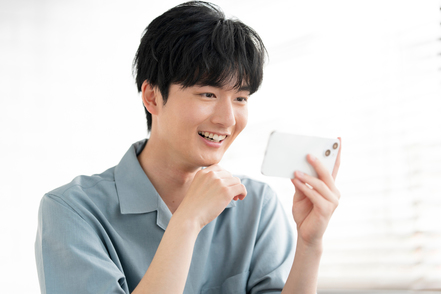 サイバー大学（通信制） スマホがあなたのキャンパスに！通学ゼロで、24時間どこでも自分のペースで、最先端のITとビジネスを学べます。