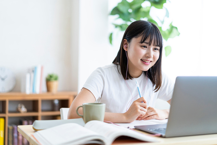 開志創造大学【通信教育課程】 最先端の情報技術を身につけ、これからの社会で必要とされる人材へ!