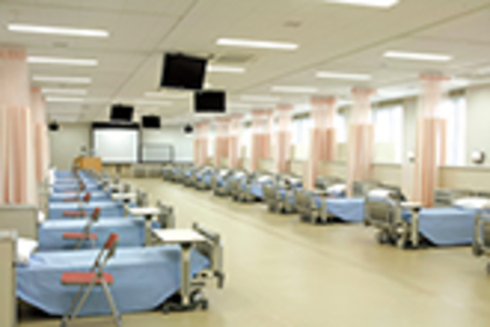 佐久大学 医療の高度専門化に対応した設備・機器を備える多様な実習室