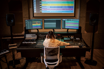 大阪芸術大学（通信教育部） 音楽学科では最先端の機材やソフトを活用した楽曲制作にもチャレンジ