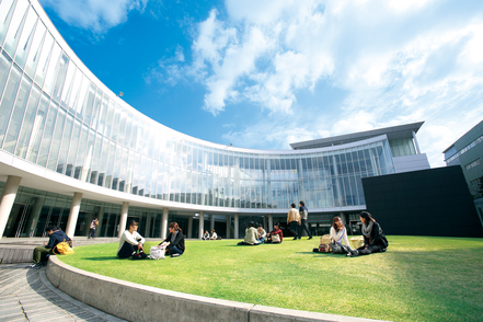 大阪芸術大学（通信教育部） 自然豊かなキャンパス。スクーリングでは世代や経歴を超えた交流も盛ん