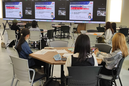ノートルダム清心女子大学 可動式の机と大型三面ディスプレイを用いたアクティブラーニングの授業でコミュニケーションスキルを身につけます