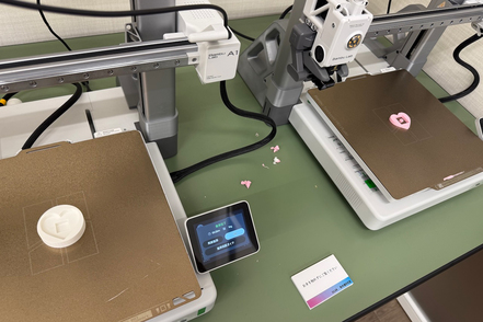 ノートルダム清心女子大学 情報学とデータサイエンスの授業のほかに、最新鋭の3Dプリンタやレーザー彫刻機を使った授業でデザイン力も身につけます