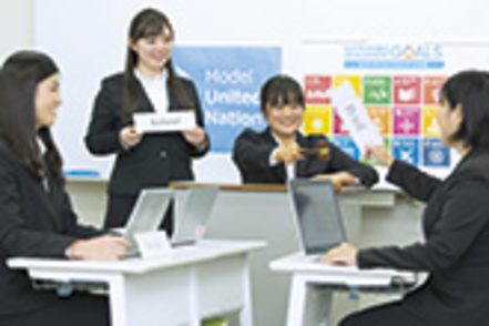 ノートルダム清心女子大学 【英語英文学科】英米文学、言語学、比較文化、英語教育等多彩な領域を学修し、異文化理解を深め国際社会で活躍する力を養います