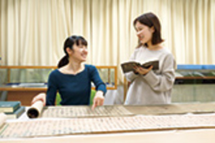ノートルダム清心女子大学 【日本語日本文学科】各分野の専任教員のもと、広く深い発想力と、自ら考え判断する問題解決能力や豊かな表現力を修得します