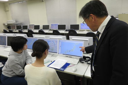 ノートルダム清心女子大学 【現代社会学科】さまざまな情報や史資料を収集・分析し、過去と現在の社会を考察。社会に関する深い学識と専門性を身に付けます
