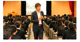 JCFLでは、官公庁の担当者をお招きし、学校内で説明会を毎年複数回にわたって開催しています。