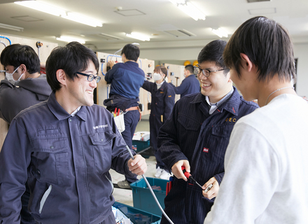 大阪電子専門学校の特長２