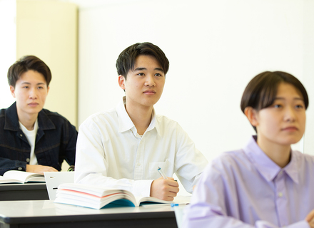 上野法律ビジネス専門学校の特長２