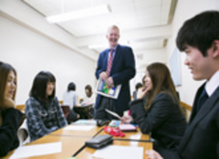 神田外語学院の特長１
