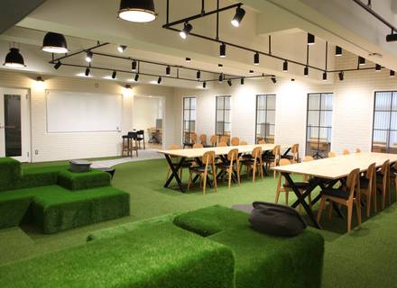 神田外語学院の特長２