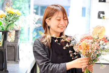 フラワーコーディネーターとして働く本田 春菜さん