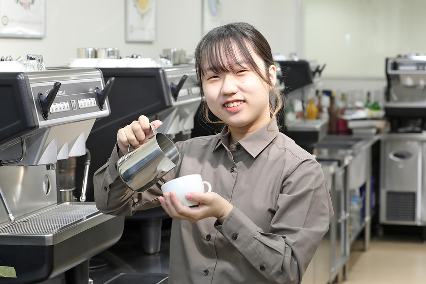 赤堀製菓・カフェ専門学校の学生