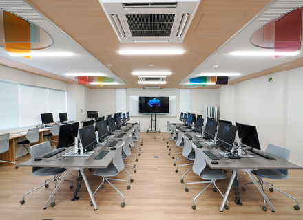 日本国際工科専門学校の特長２