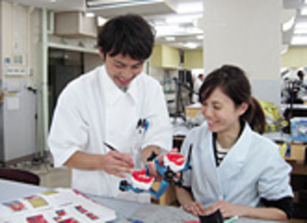 日本大学歯学部附属歯科技工専門学校の特長１