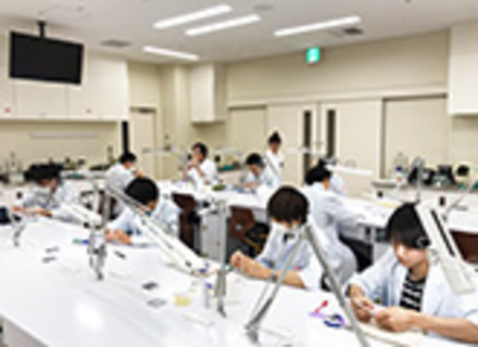 日本大学歯学部附属歯科技工専門学校の特長３