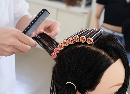 ＢＥＡＵＴＹ　ＡＲＴＳ　ＫＯＢＥ　日本高等美容専門学校の特長１