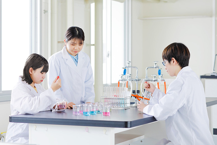 北陸学院大学 食育SATシステムなど最新機器を活用した実験・実習が豊富。食の専門家として多職種との連携を視野に入れた科目もそろえています