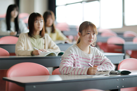 北陸学院大学 少人数制教育を徹底。クラス担任が学生一人ひとりをきめ細かくサポートしています