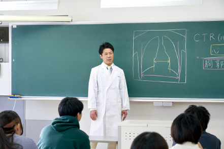 中央医療大学 現場を知る教授陣が、科学的根拠に基づく専門知識と医療技術を伝授。実践力や接遇能力を身につけ、自己成長につなげます