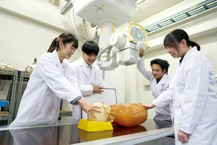 中央医療大学 長い伝統の中で培われた、安心・安全で質の高い放射線医療の精神を、次代に受け継ぐ学生を求めています